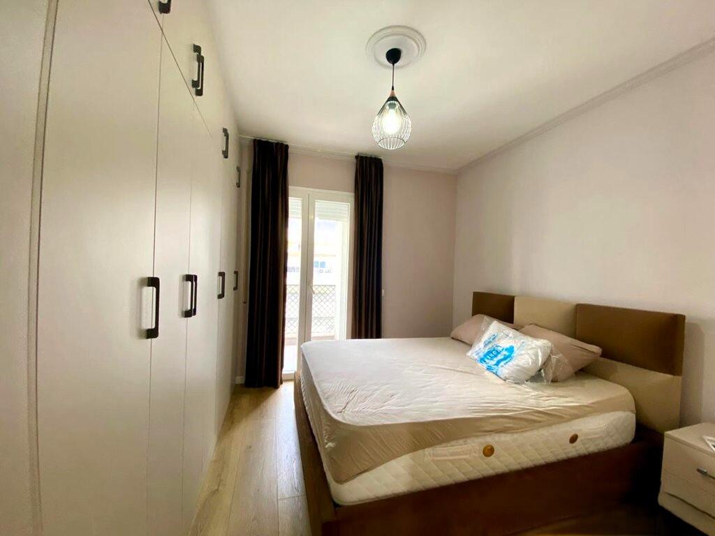 NE KOMUNEN E PARISIT JAPIM APARTAMENT 2+1+2+POST PARKIMI ME QIRA !