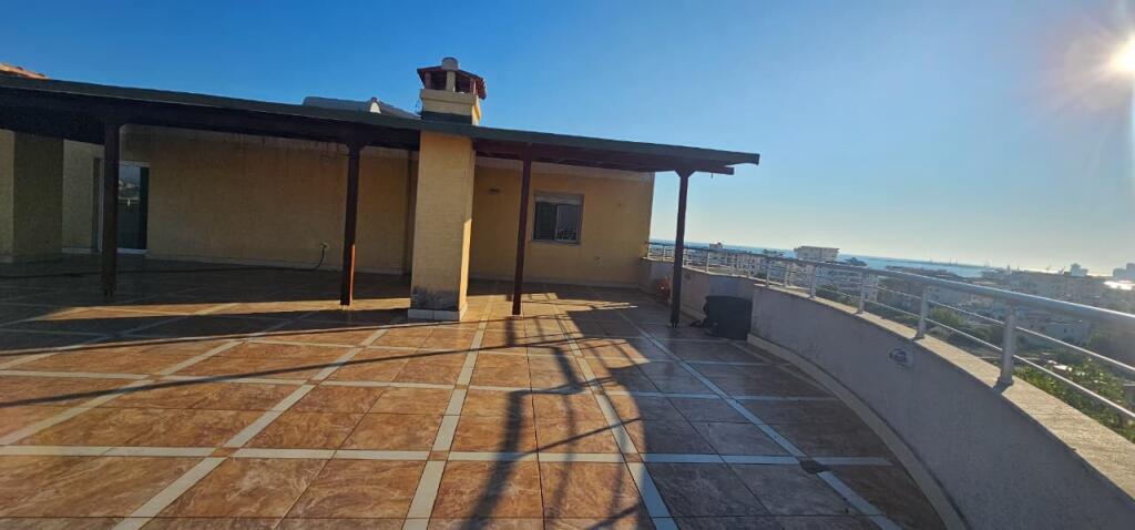 JEPET ME QIRA – 2+1+2 me verandë 200 m², Plazh “Te Tocaku”, Durrës 🏖️🏢