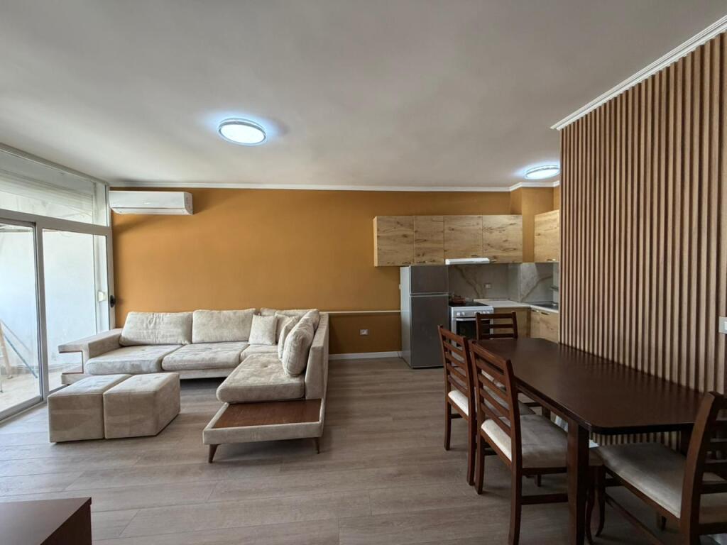 Apartament 2+1 per qira tek Lulishtja tek Komuna e Parisit.