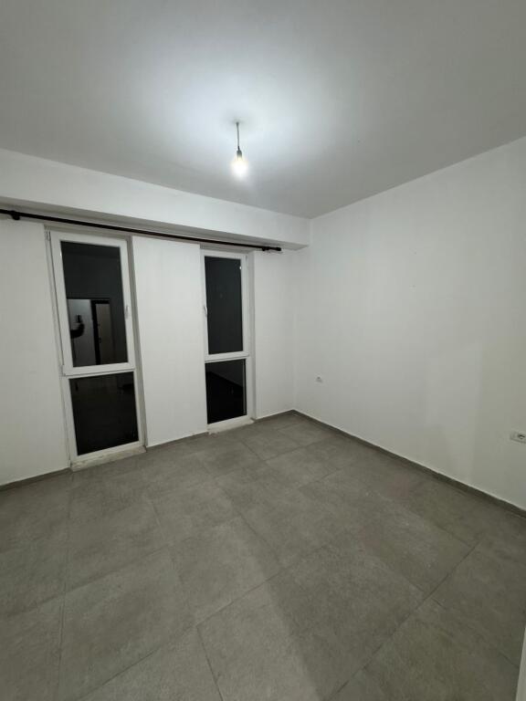 Jepet me qera Apartamenti 1+1, Rruga 5 Maj , Pallatet e Bashkise , 350 mije leke