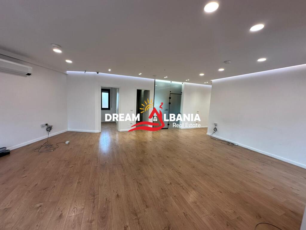Jepet me qera ambient zyre me post parkimi ne Bulevardin Zogu i Pare prane Ministrise se Drejtesise (ID 42611379)