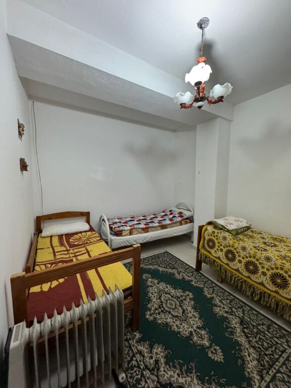 Shitet apartamenti 1+1 , (Mundesi adoptimi ne 2+1)Rruga e e Dibres , prane spitalit amerikan 2 ,ose bar Artist  Cmimi: 96 milion leke te vjetra  Ndodhet ne katin e 1 banim , pallat i ri me ashensor(Pallat i vitit 2004-2005) Ka nje siperfaqe prej 78.1m2 Organizimi: korridor, sallon+kuzhine, 1dhome gjumi, 1 tualet dhe 1 ballkon i mbyllur me vetrate  Orientim Veri-Perendim  Disponon dokumentacion te rregullt hipotekor . Mund te na kontaktoni ne: 📍Rr.Myslym Shyr, pallati49, shkalla02 ,app26, Tirana, Albania 1001