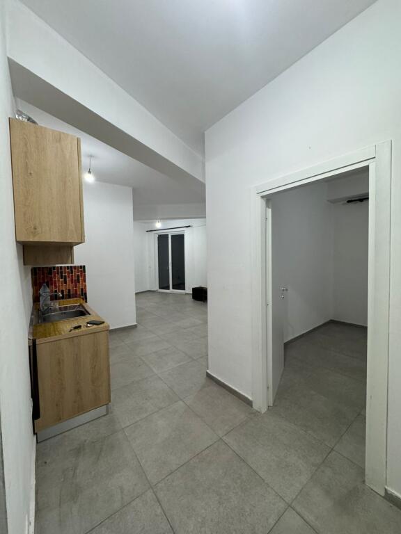 Jepet me qera Apartamenti 1+1, Rruga 5 Maj , Pallatet e Bashkise , 350 mije leke