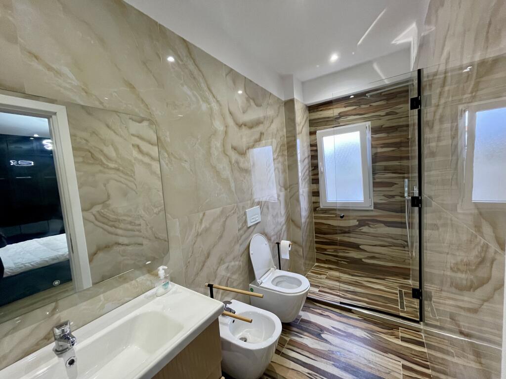 Jepet me QIRA apartament 3+1 ELITAR buzë Liqenit të Farkës