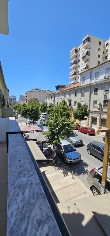 Zyre me qera per , ekonomist, jurist etj