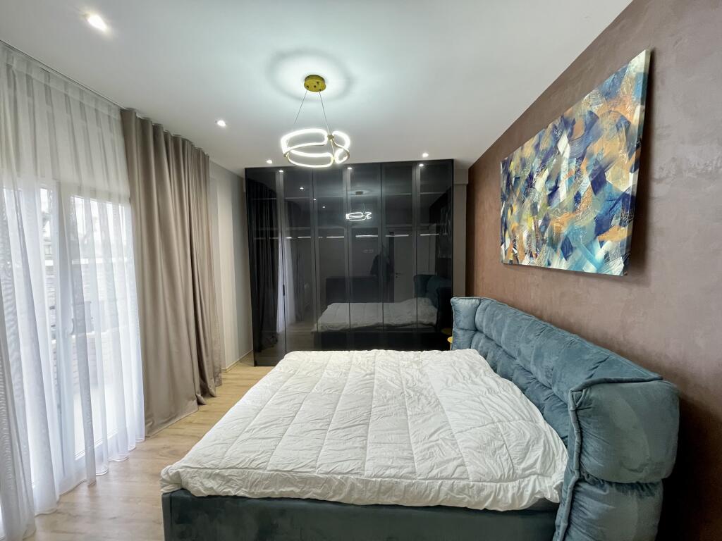 Jepet me QIRA apartament 3+1 ELITAR buzë Liqenit të Farkës
