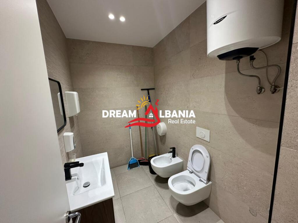 Jepet me qera ambient zyre me post parkimi ne Bulevardin Zogu i Pare prane Ministrise se Drejtesise (ID 42611379)