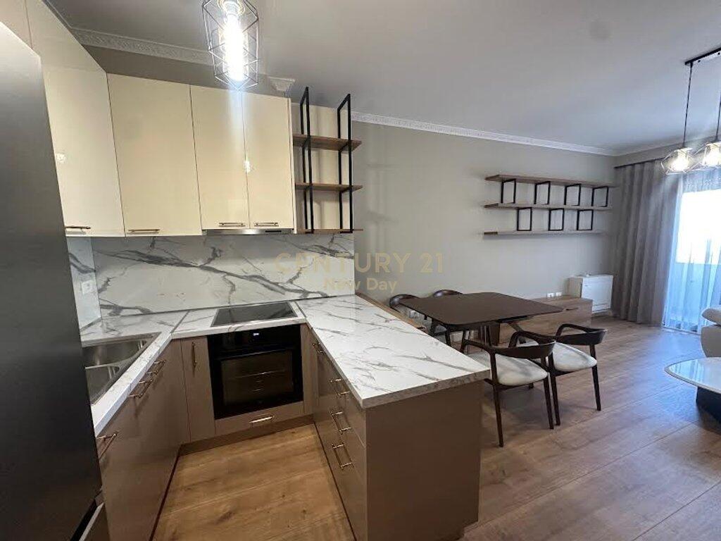 Apartament i ri 2+1+2 me qira pranë Pazarit të Ri