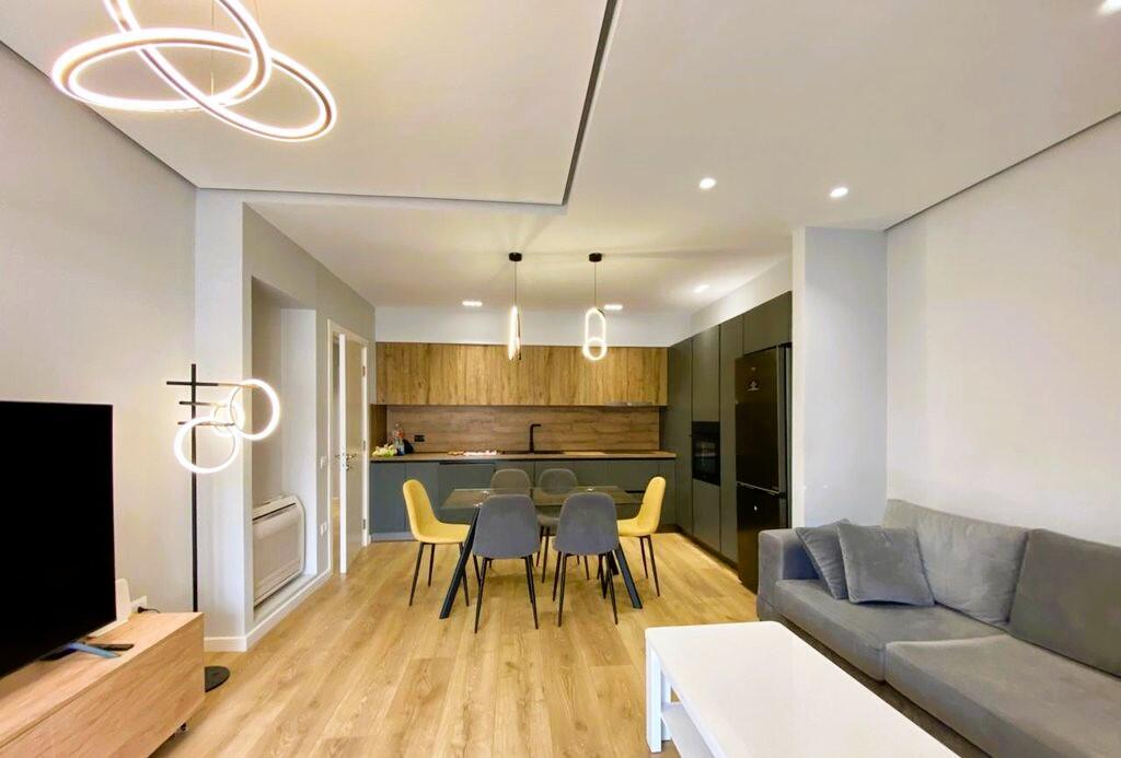 NE KOMUNEN E PARISIT JAPIM APARTAMENT 2+1+2+POST PARKIMI ME QIRA !