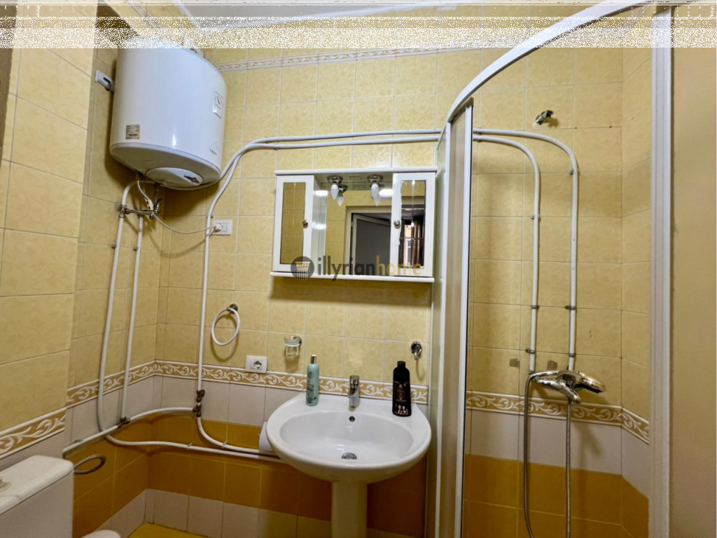 Jepet me Qira Apartament 2+1+2 Tualete, përballë “Toptani Center”, Tiranë