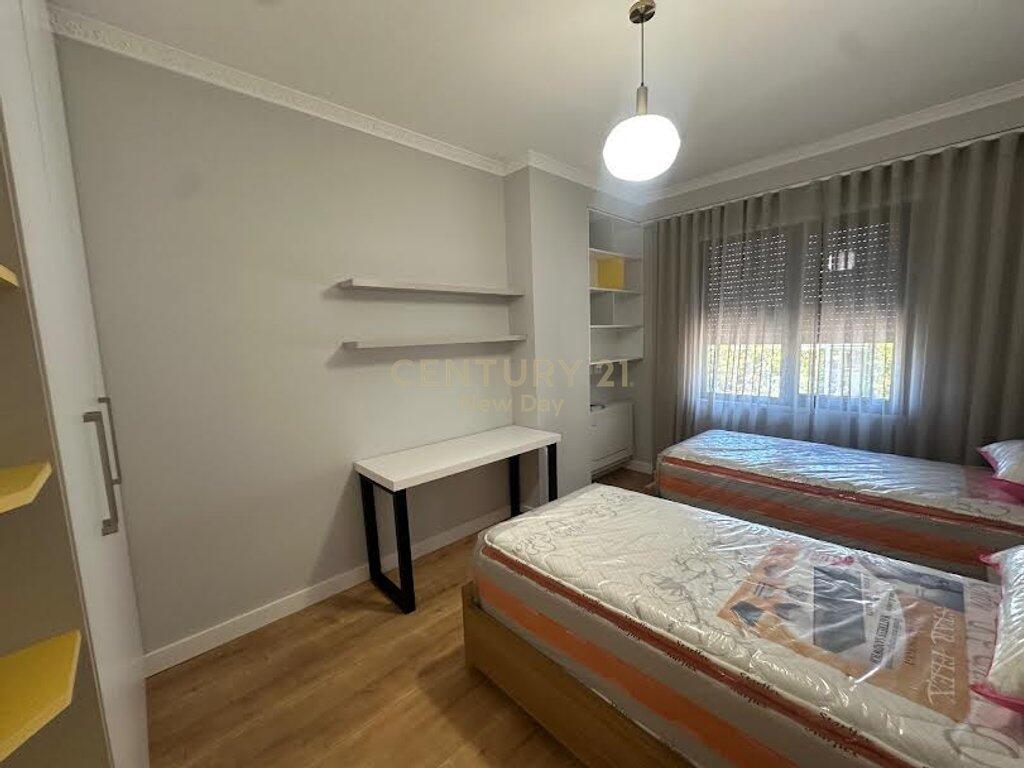 Apartament i ri 2+1+2 me qira pranë Pazarit të Ri