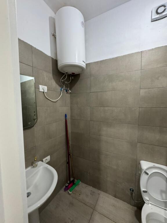 Jepet me qera Apartamenti 1+1, Rruga 5 Maj , Pallatet e Bashkise , 350 mije leke