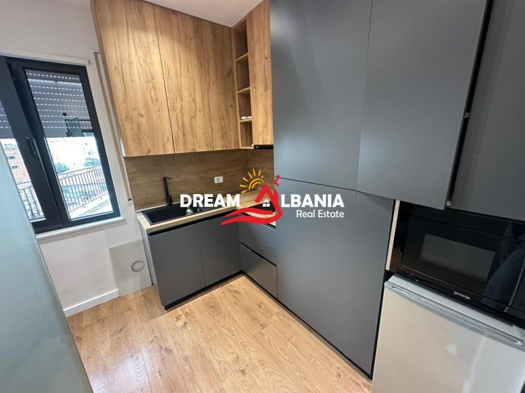 Jepet me qera ambient zyre me post parkimi ne Bulevardin Zogu i Pare prane Ministrise se Drejtesise (ID 42611379)