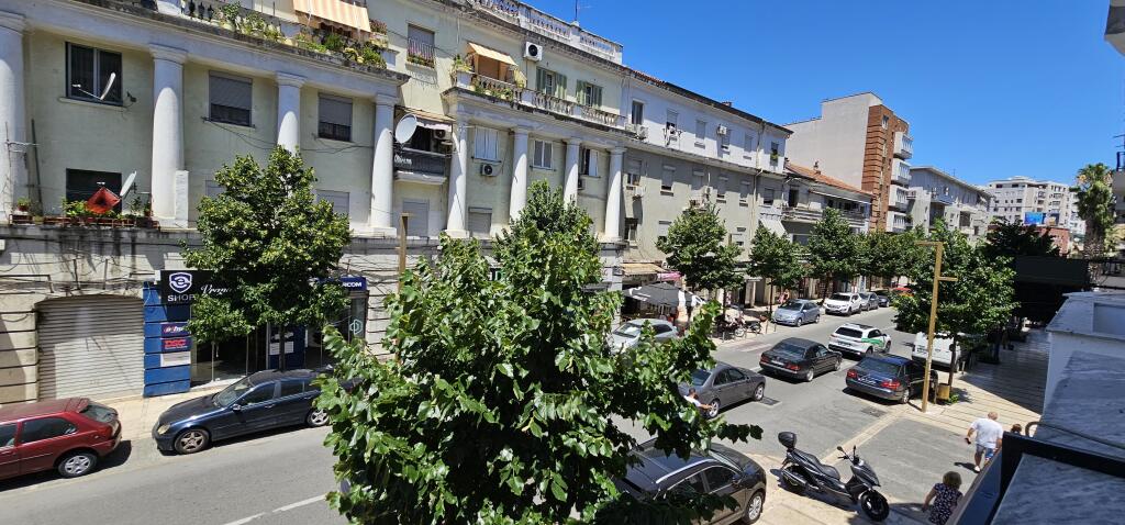 Zyre me qera per , ekonomist, jurist etj