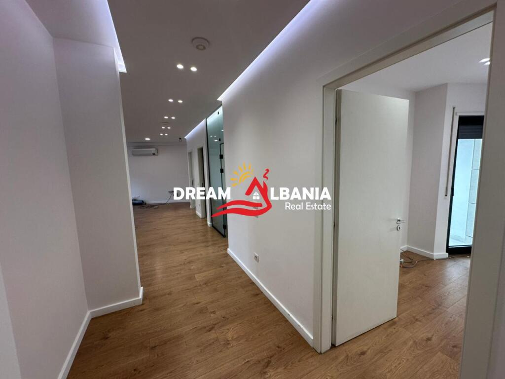 Jepet me qera ambient zyre me post parkimi ne Bulevardin Zogu i Pare prane Ministrise se Drejtesise (ID 42611379)