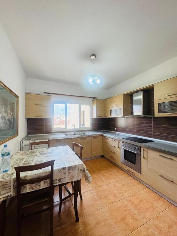 Jepet me qera Apartamenti 1+1+kuzhine , Stacioni i Trenit , prane mullirit , 550 mije leke