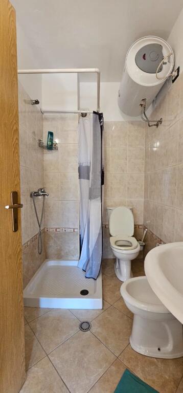 JEPET ME QIRA – 2+1+2 me verandë 200 m², Plazh “Te Tocaku”, Durrës 🏖️🏢