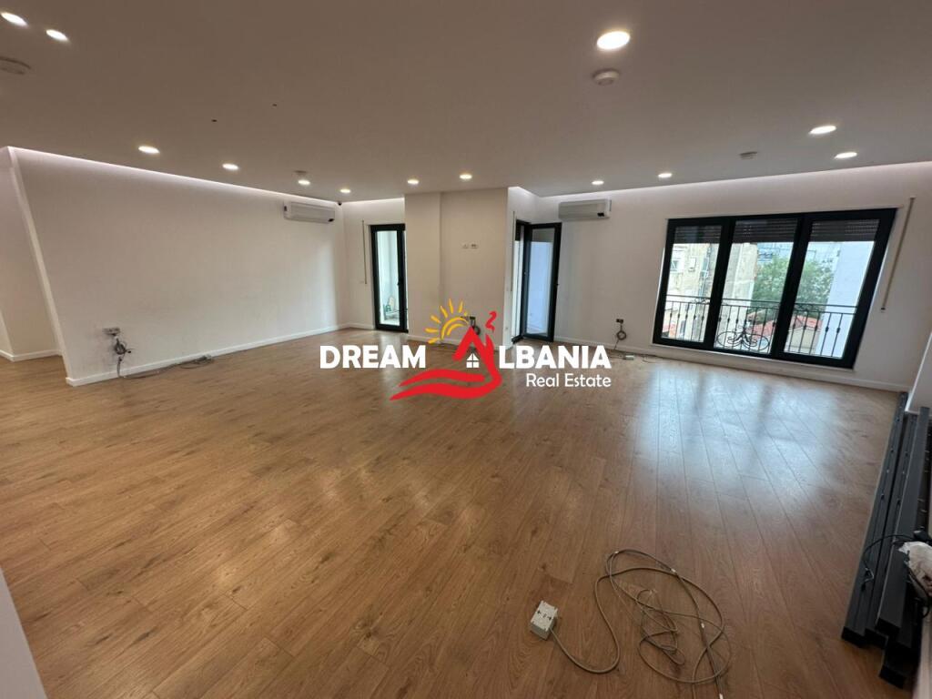Jepet me qera ambient zyre me post parkimi ne Bulevardin Zogu i Pare prane Ministrise se Drejtesise (ID 42611379)