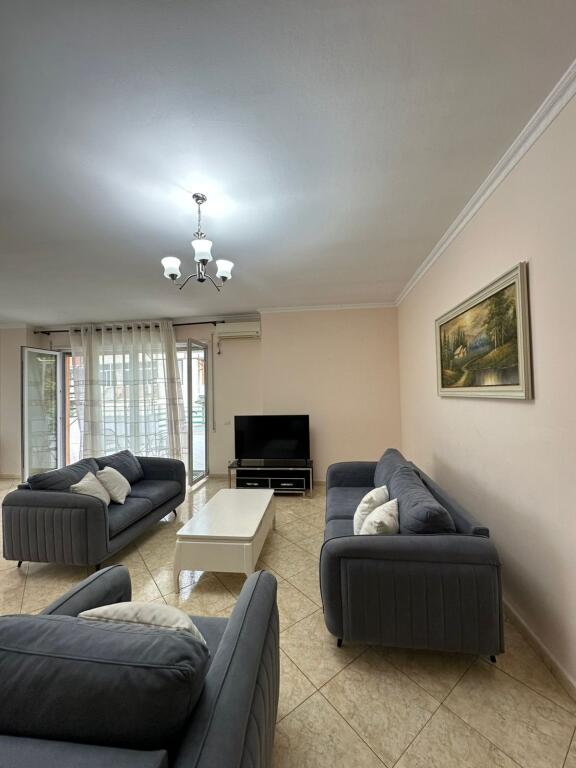 Kopshti Zoologjik 3+1 me verande/ Qera