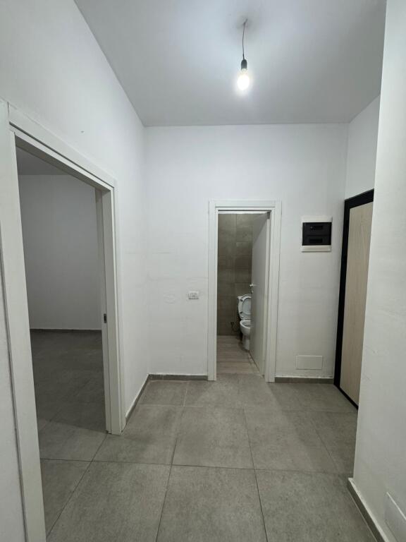 Jepet me qera Apartamenti 1+1, Rruga 5 Maj , Pallatet e Bashkise , 350 mije leke