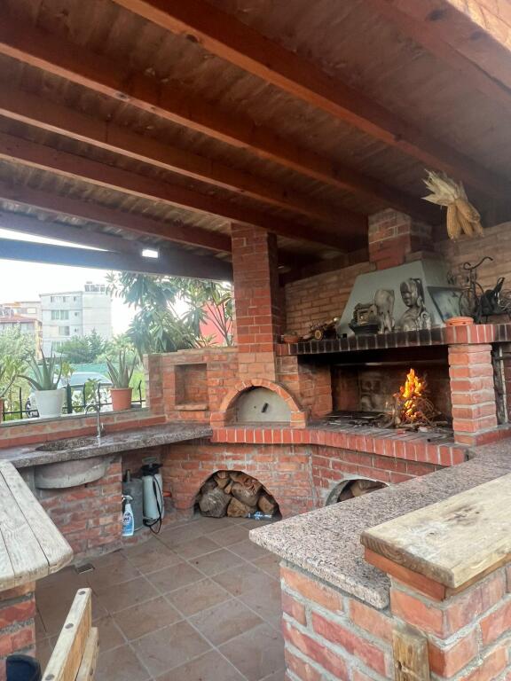 JEPET KATI 1 I NJE VILE PRIVATE PLAZH 350 EURO