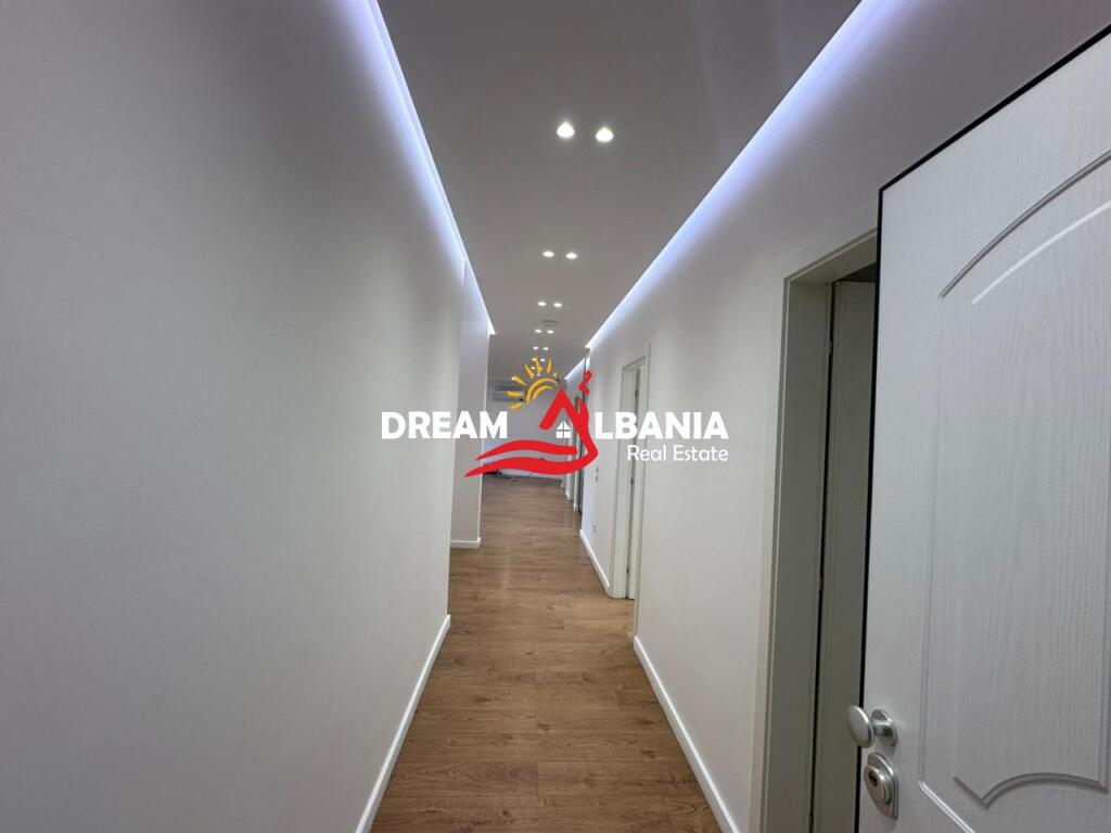 Jepet me qera ambient zyre me post parkimi ne Bulevardin Zogu i Pare prane Ministrise se Drejtesise (ID 42611379)