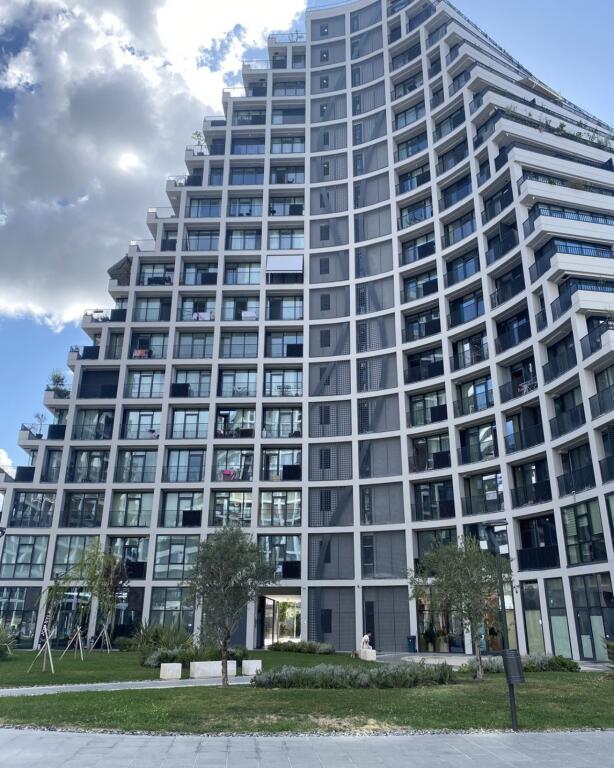 Ambient me qira Tirane