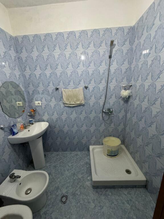 Shitet apartamenti 1+1 , (Mundesi adoptimi ne 2+1)Rruga e e Dibres , prane spitalit amerikan 2 ,ose bar Artist  Cmimi: 96 milion leke te vjetra  Ndodhet ne katin e 1 banim , pallat i ri me ashensor(Pallat i vitit 2004-2005) Ka nje siperfaqe prej 78.1m2 Organizimi: korridor, sallon+kuzhine, 1dhome gjumi, 1 tualet dhe 1 ballkon i mbyllur me vetrate  Orientim Veri-Perendim  Disponon dokumentacion te rregullt hipotekor . Mund te na kontaktoni ne: 📍Rr.Myslym Shyr, pallati49, shkalla02 ,app26, Tirana, Albania 1001