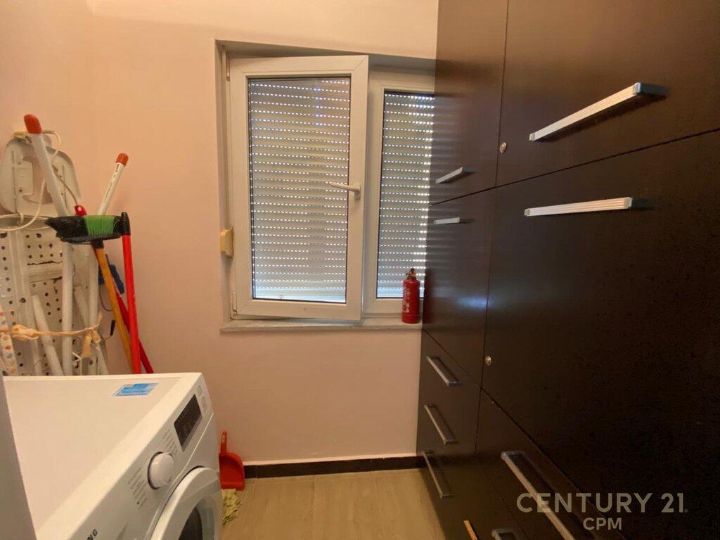 🏠 SHITET APARTAMENT 1+1+DEPO – ALI DEMI, BUZË RRUGËS KRYESORE