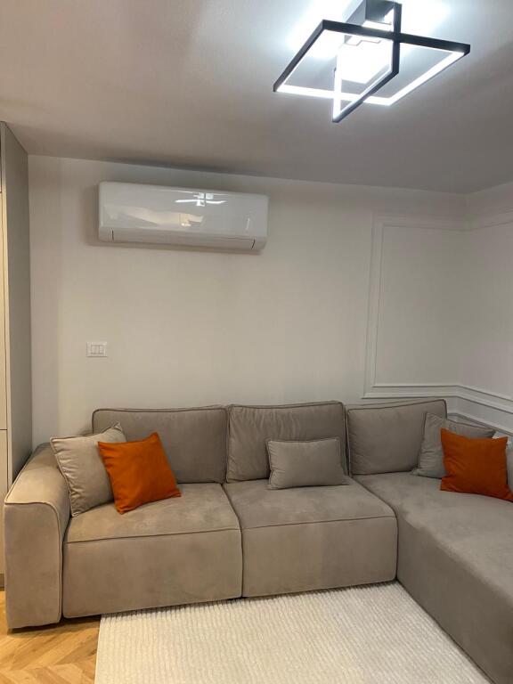 🏠Pak minuta larg Ish Tregut Elektrik,Rr.Bajram Allaraj,jepet me qera kati i I-re i nje vile,2+1,i sapo mobiluar 700Euro