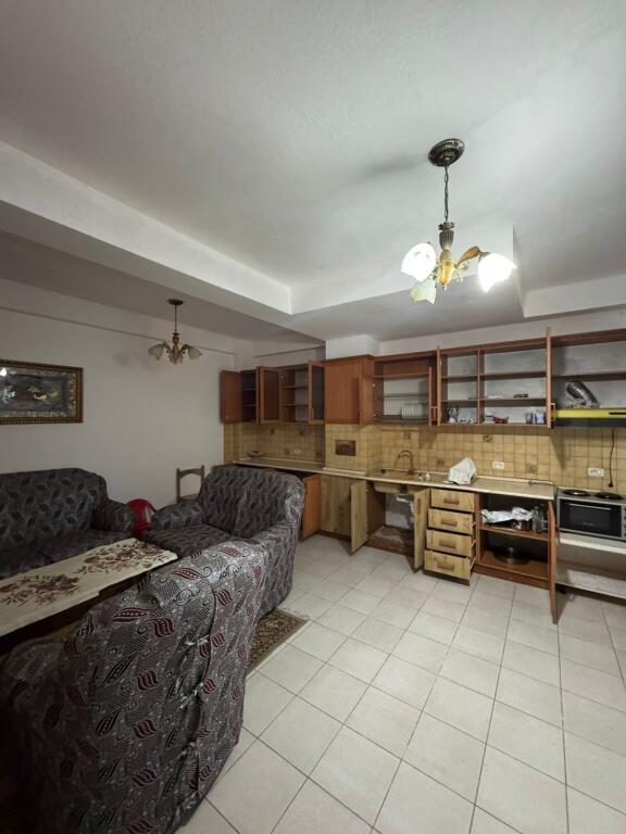 Shitet apartamenti 1+1 , (Mundesi adoptimi ne 2+1)Rruga e e Dibres , prane spitalit amerikan 2 ,ose bar Artist  Cmimi: 96 milion leke te vjetra  Ndodhet ne katin e 1 banim , pallat i ri me ashensor(Pallat i vitit 2004-2005) Ka nje siperfaqe prej 78.1m2 Organizimi: korridor, sallon+kuzhine, 1dhome gjumi, 1 tualet dhe 1 ballkon i mbyllur me vetrate  Orientim Veri-Perendim  Disponon dokumentacion te rregullt hipotekor . Mund te na kontaktoni ne: 📍Rr.Myslym Shyr, pallati49, shkalla02 ,app26, Tirana, Albania 1001