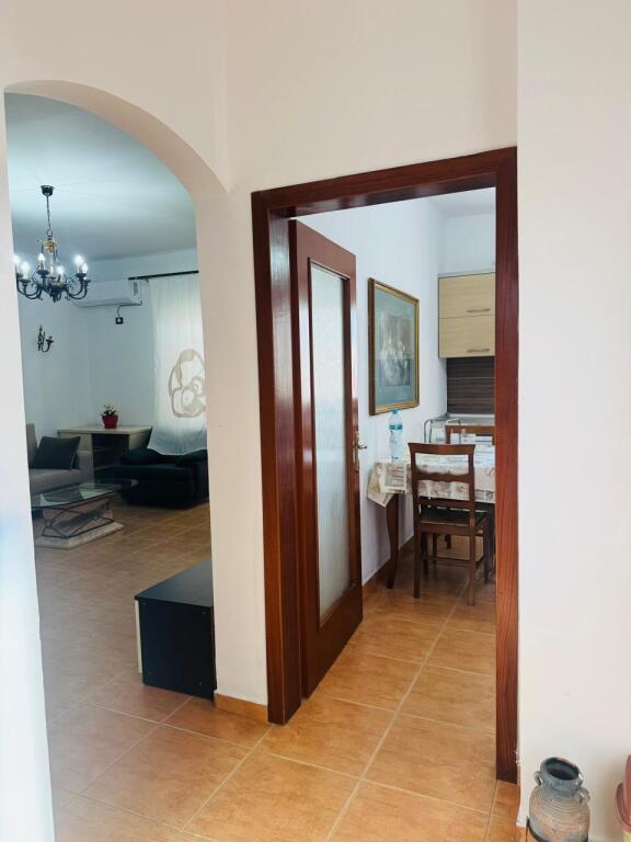 Jepet me qera Apartamenti 1+1+kuzhine , Stacioni i Trenit , prane mullirit , 550 mije leke