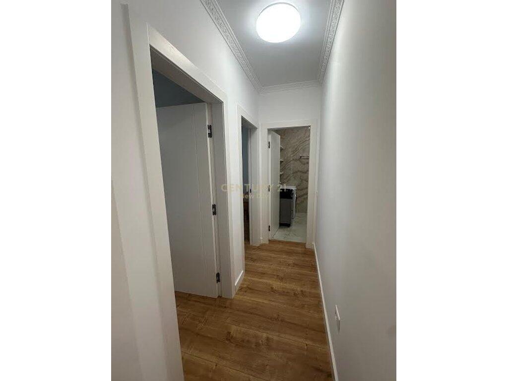 Appartamento appena arredato in affitto a Pazari Ri. 880 € /Mese