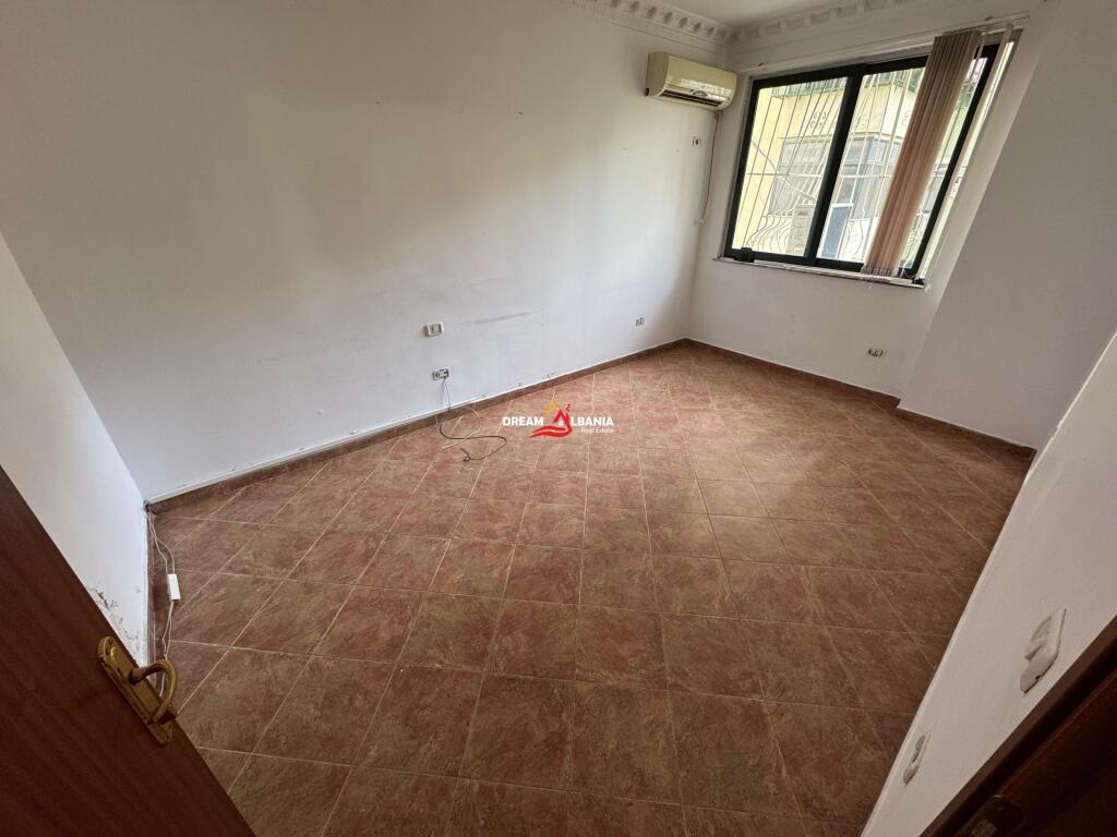 Locale in affitto con 5 sezioni vicino al Tribunale Distrettuale in Vasil Shanto, Tirana (ID 42611381)