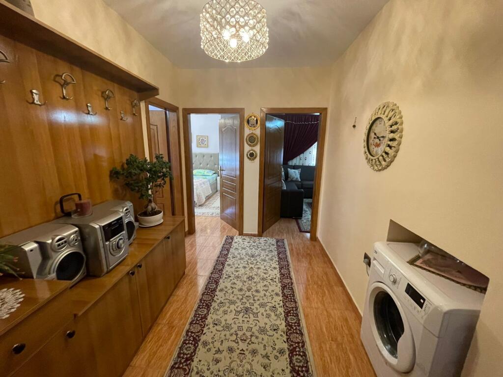 🏢A few minutes from “Avni Rustemi Square”, Tefta Tashko Koco Street, a 2+1 furnished apartment is for rent. 55,000 Lek