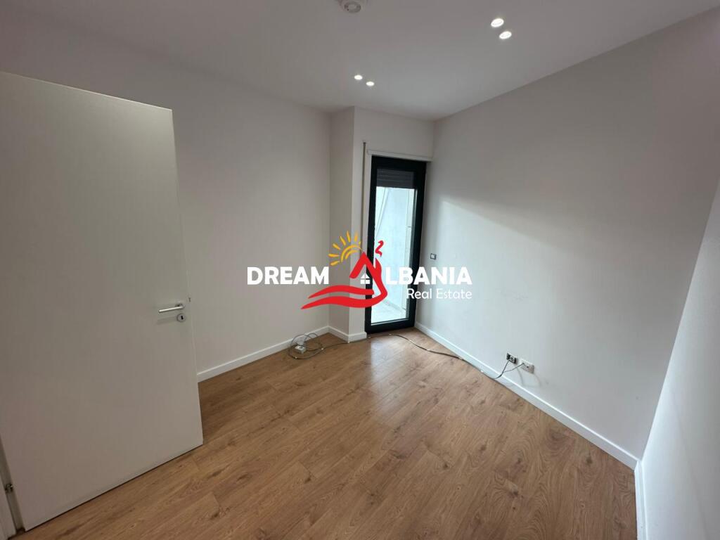 Jepet me qera ambient zyre me post parkimi ne Bulevardin Zogu i Pare prane Ministrise se Drejtesise (ID 42611379)