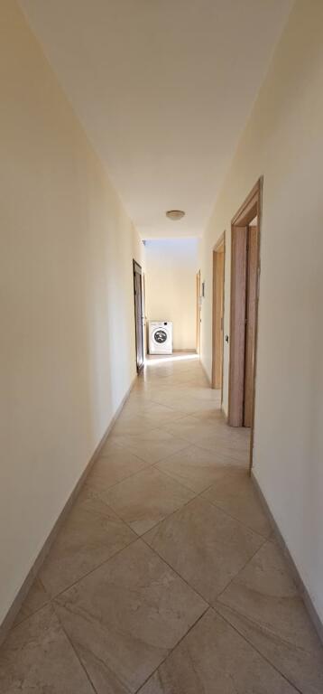 JEPET ME QIRA – 2+1+2 me verandë 200 m², Plazh “Te Tocaku”, Durrës 🏖️🏢