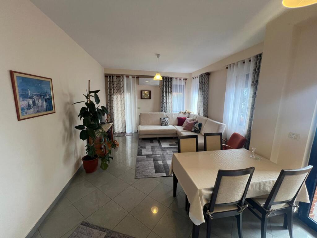 APARTAMENT 3+1 +2 PER QERA  PRAPA SHKOLLES GJERGJ KASTRIOTI.