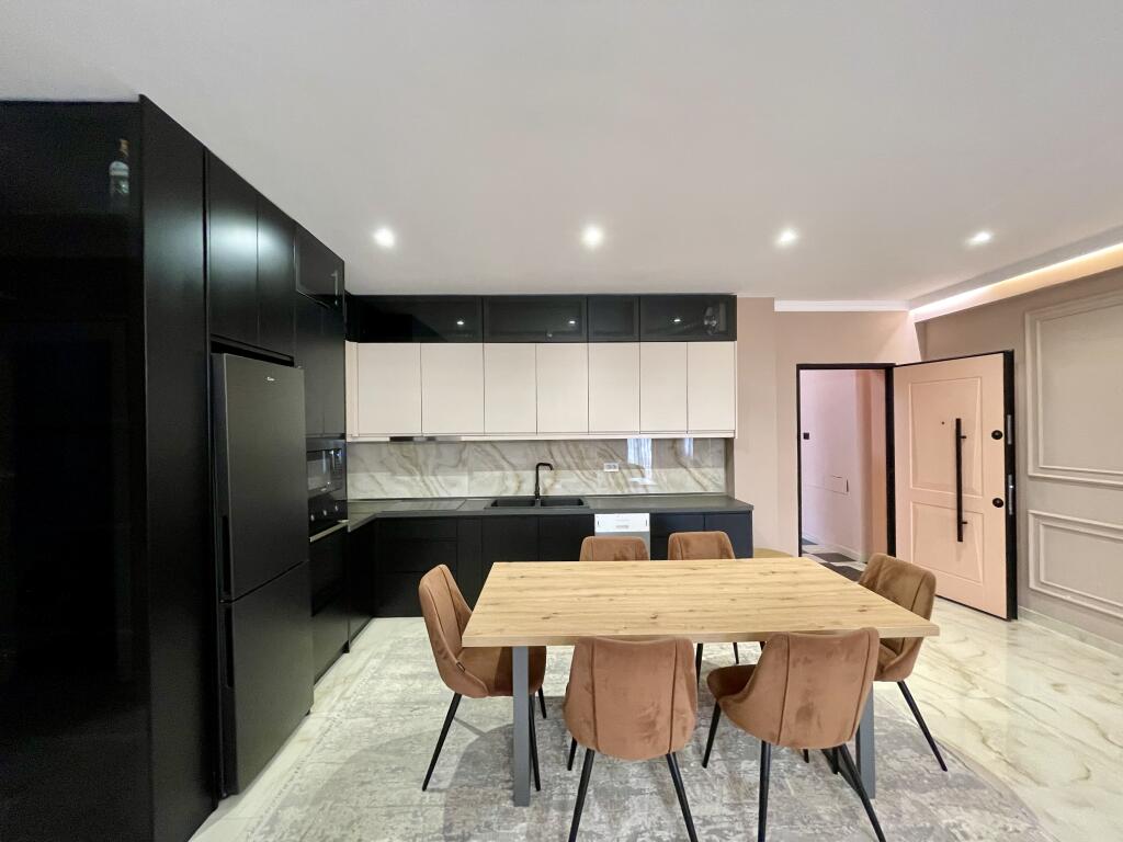 Jepet me QIRA apartament 3+1 ELITAR buzë Liqenit të Farkës