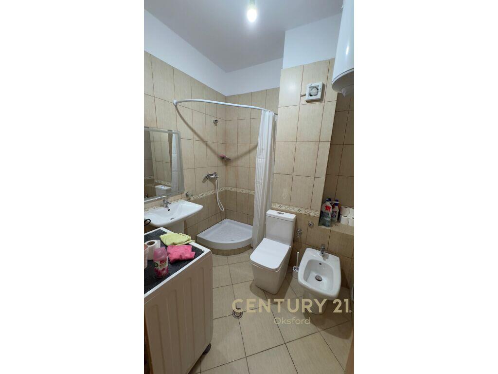 Vendesi in vendita 1+1 con posto auto, in “Rrugën e Barrikadave”, Tirana!