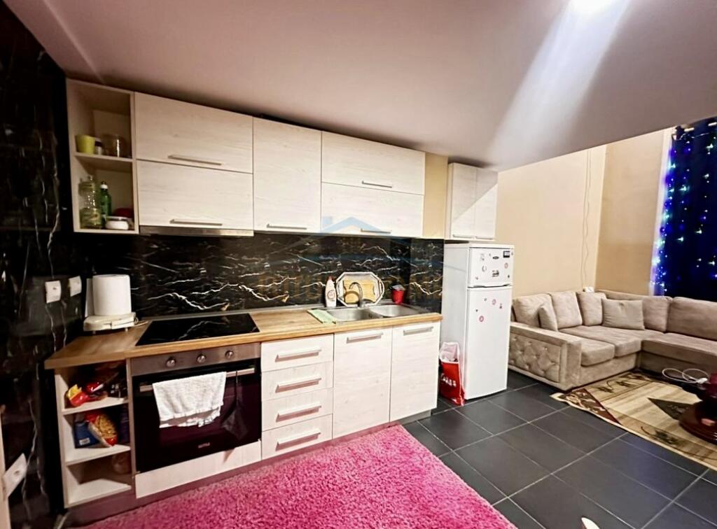 Shitet, Duplex, Liqeni i Thatë, Tiranë