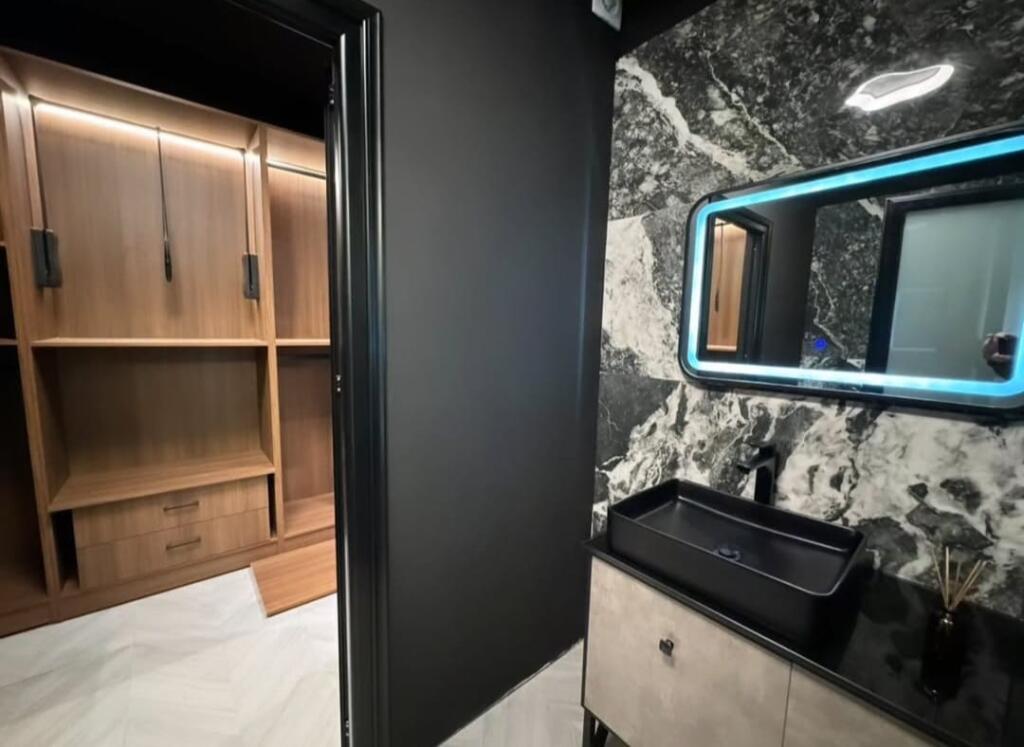 Prane Rruges se Kosovareve - Shesim super apartament 2+1+2