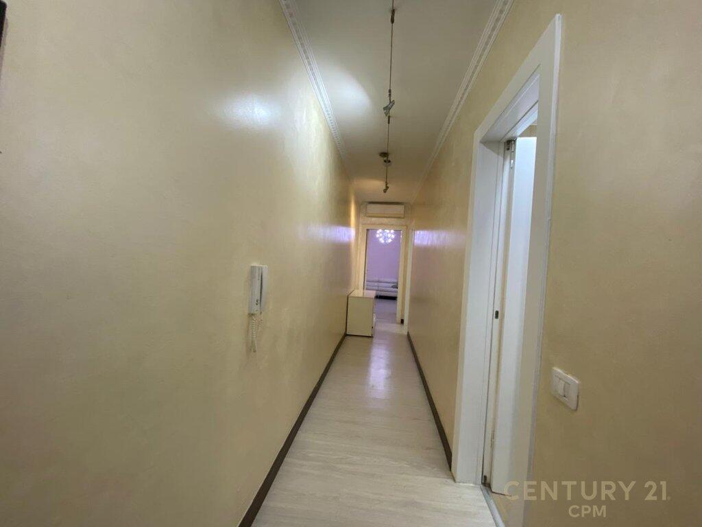 🏠 SHITET APARTAMENT 1+1+DEPO – ALI DEMI, BUZË RRUGËS KRYESORE