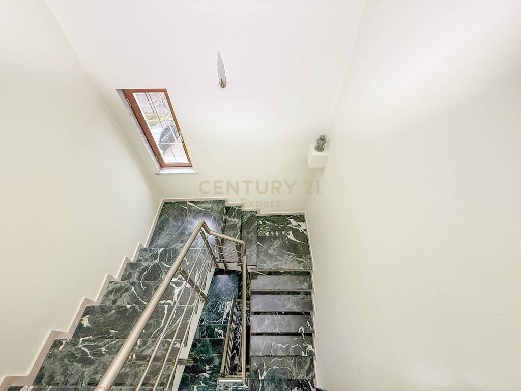 Affittiamo Villa su 4 piani in Rr. Riza Cerova, Tirana! 6.000 € /Mese