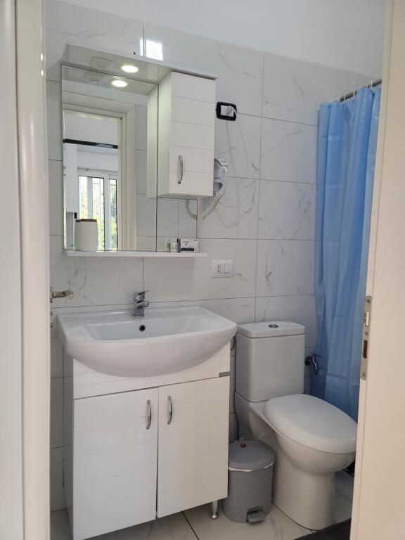 JEPET KATI 1 I NJE VILE PRIVATE PLAZH 350 EURO