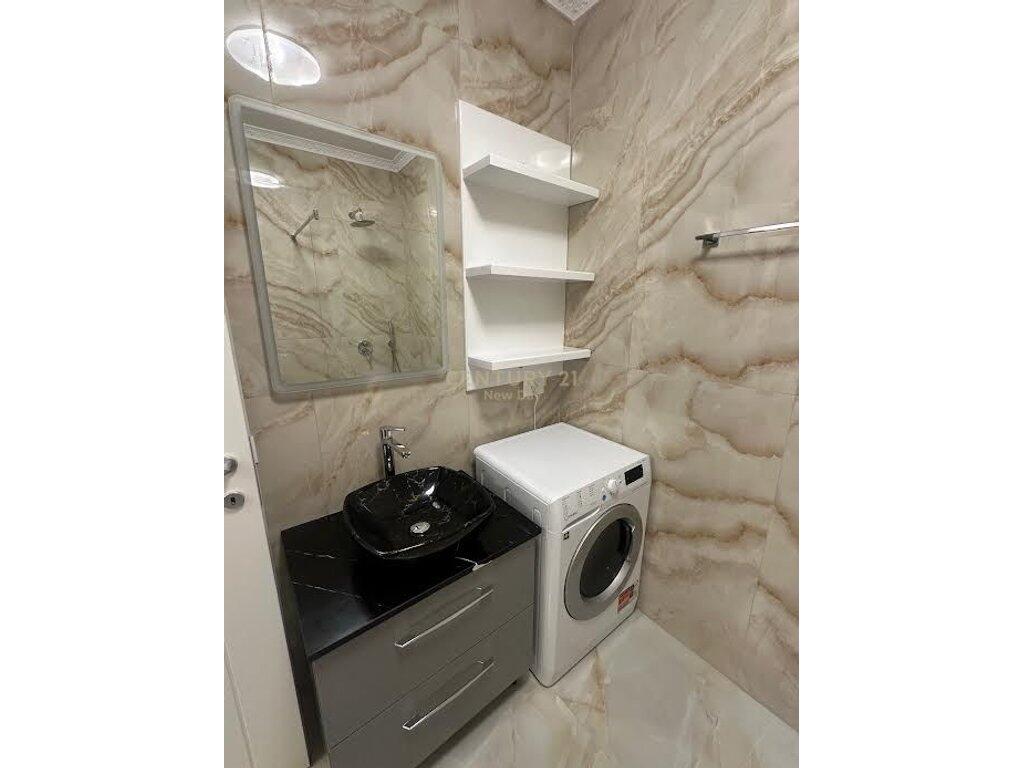 Appartamento appena arredato in affitto a Pazari Ri. 880 € /Mese