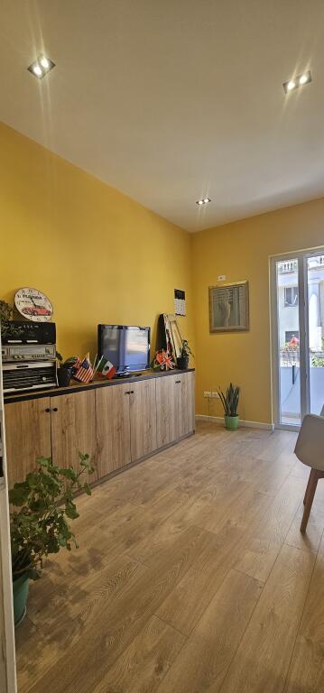 Zyre me qera per , ekonomist, jurist etj