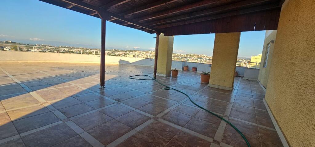 JEPET ME QIRA – 2+1+2 me verandë 200 m², Plazh “Te Tocaku”, Durrës 🏖️🏢