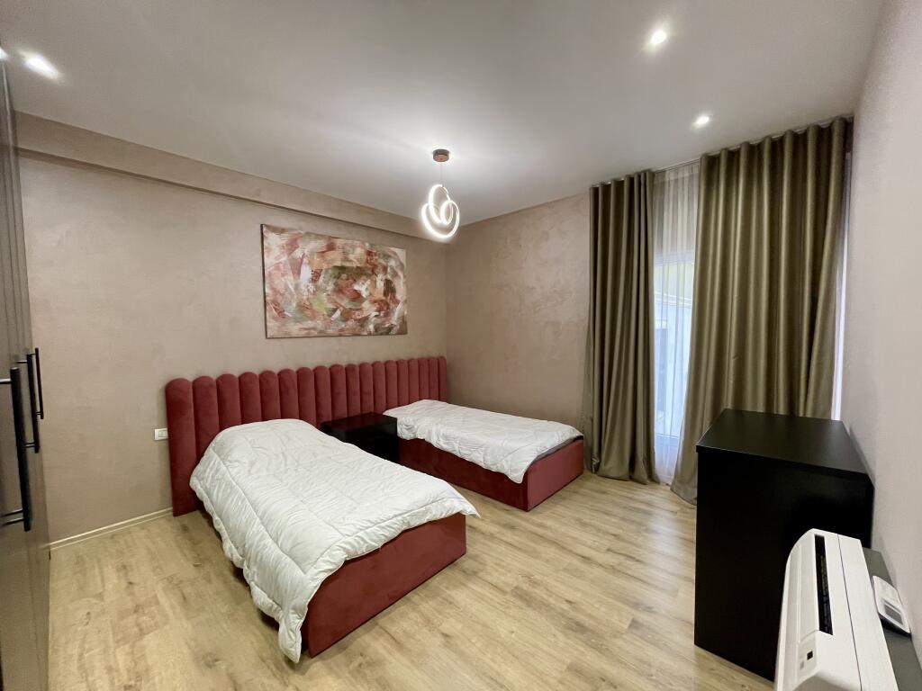 Jepet me QIRA apartament 3+1 ELITAR buzë Liqenit të Farkës
