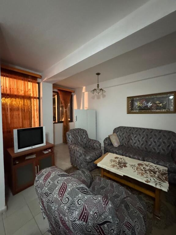 Shitet apartamenti 1+1 , (Mundesi adoptimi ne 2+1)Rruga e e Dibres , prane spitalit amerikan 2 ,ose bar Artist  Cmimi: 96 milion leke te vjetra  Ndodhet ne katin e 1 banim , pallat i ri me ashensor(Pallat i vitit 2004-2005) Ka nje siperfaqe prej 78.1m2 Organizimi: korridor, sallon+kuzhine, 1dhome gjumi, 1 tualet dhe 1 ballkon i mbyllur me vetrate  Orientim Veri-Perendim  Disponon dokumentacion te rregullt hipotekor . Mund te na kontaktoni ne: 📍Rr.Myslym Shyr, pallati49, shkalla02 ,app26, Tirana, Albania 1001